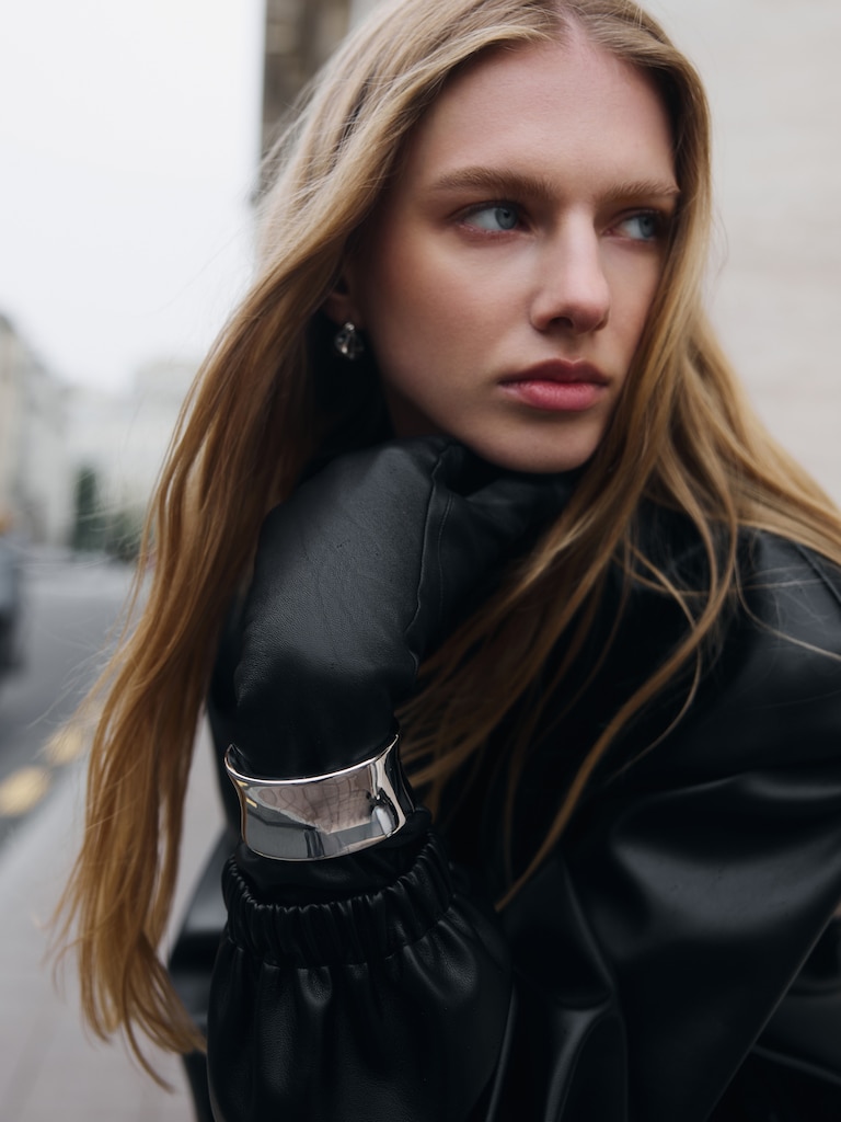 Широкий круглый браслет из гладкого металла