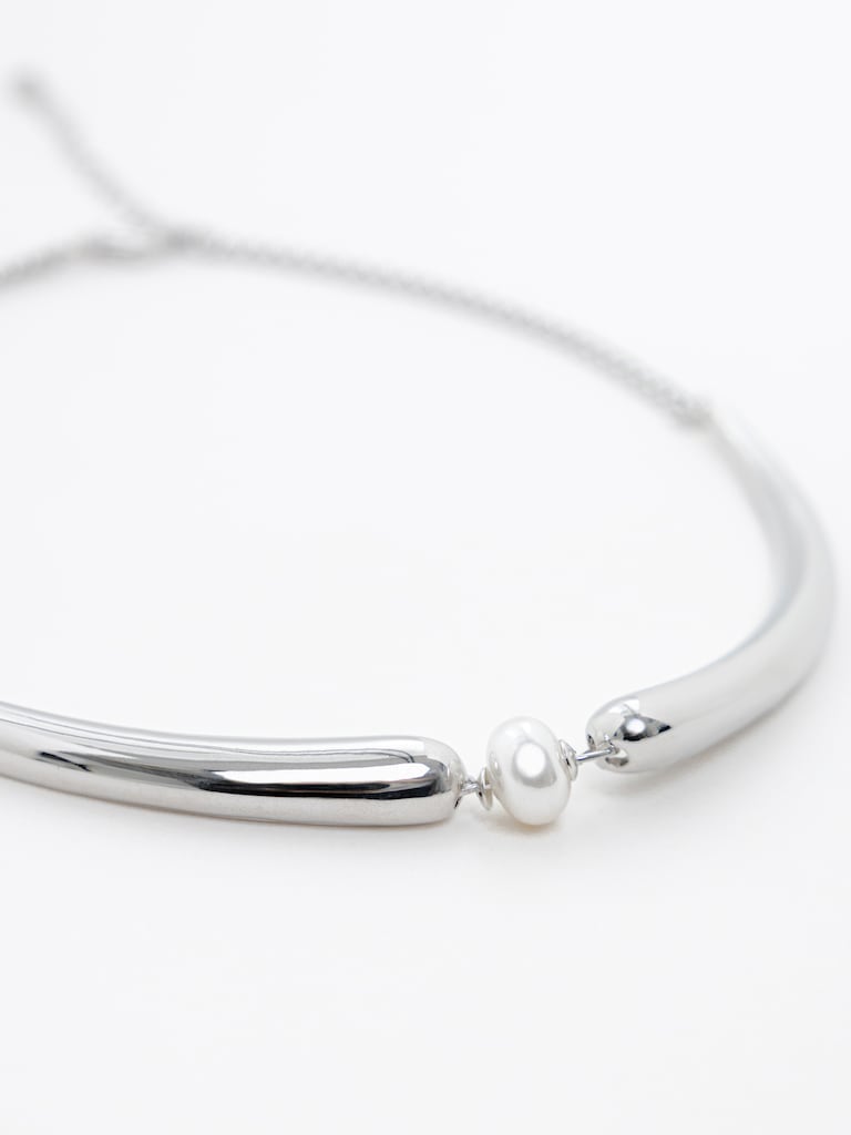 قلادة معدنية ناعمة مزينة باللؤلؤ