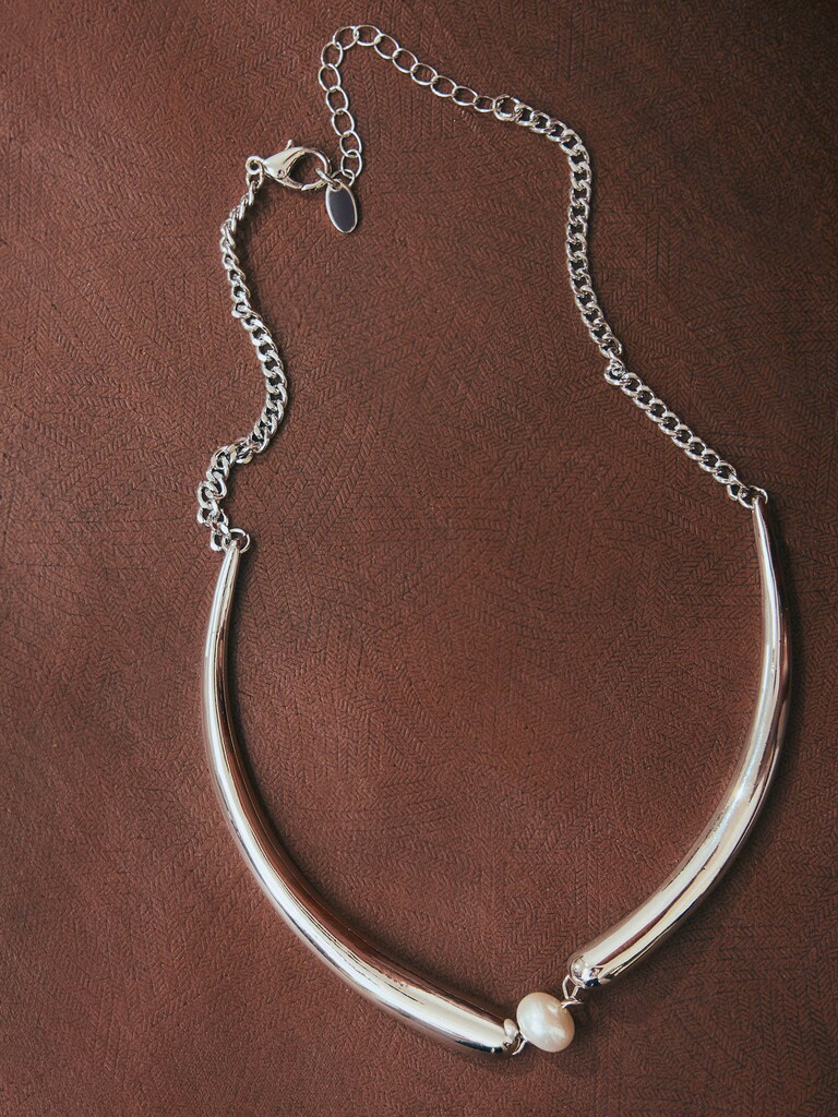 قلادة معدنية ناعمة مزينة باللؤلؤ
