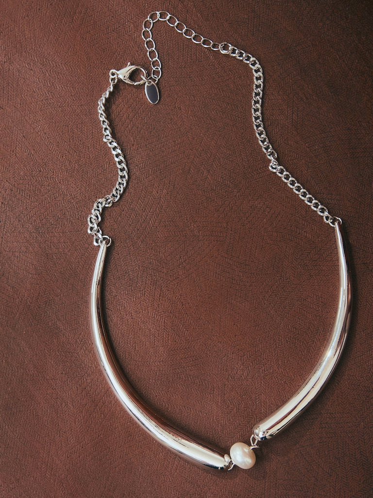 قلادة معدنية ناعمة مزينة باللؤلؤ