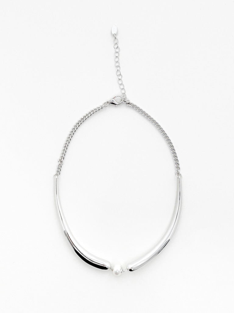 قلادة معدنية ناعمة مزينة باللؤلؤ