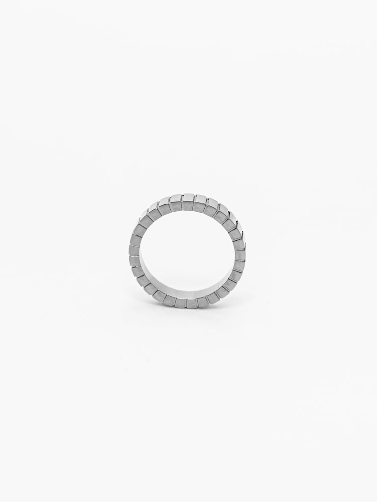 Ring mit gerippter Struktur