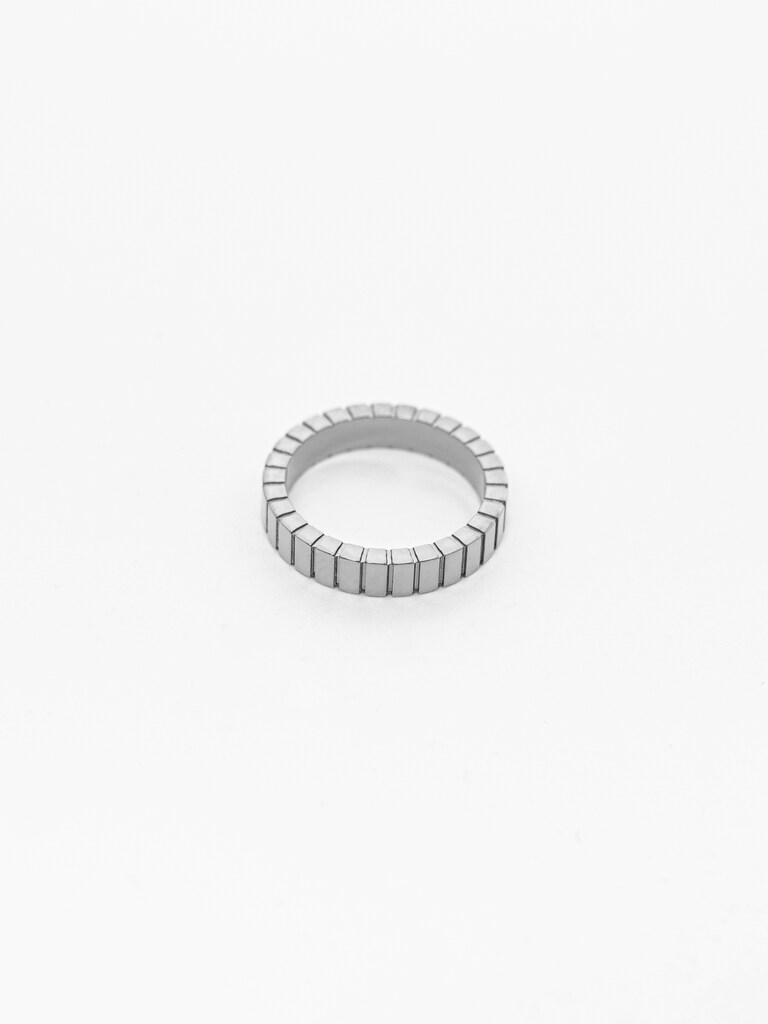 Ring mit gerippter Struktur