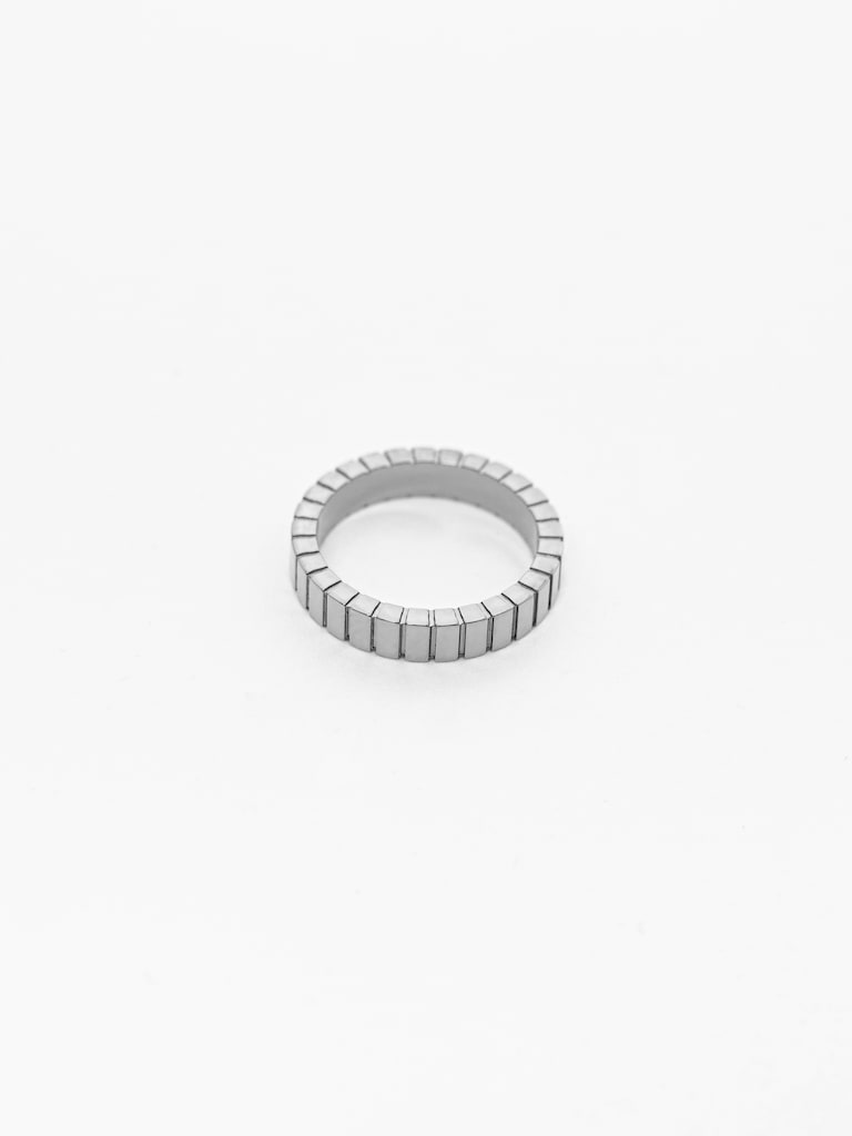 Ring mit gerippter Struktur