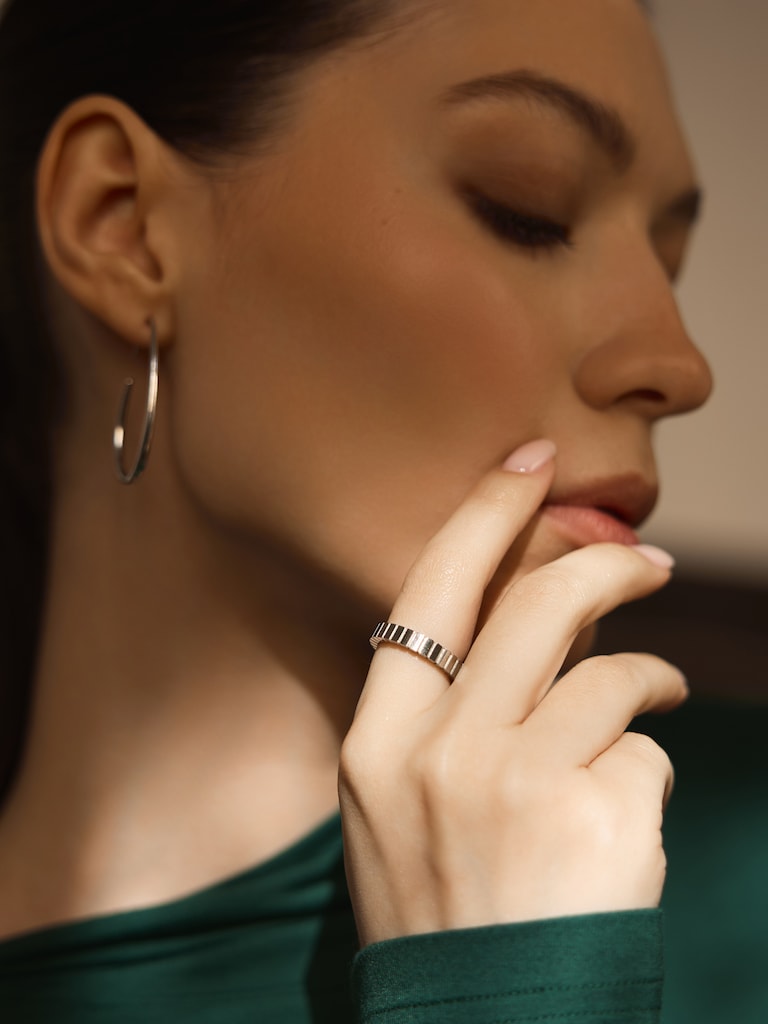 Ring mit gerippter Struktur