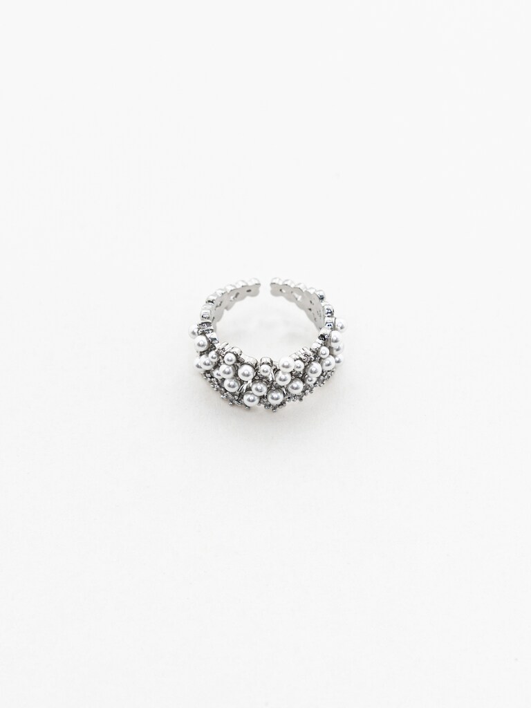 Ring with small pearls