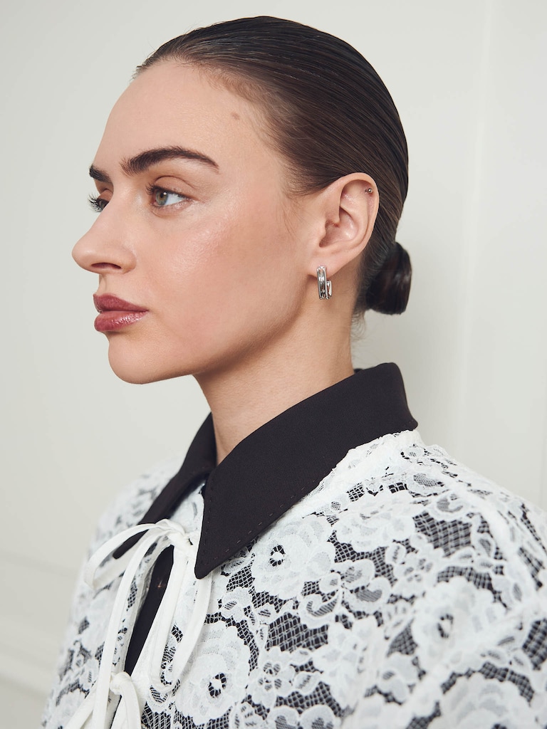 أقراط نصف دائرية على شكل مربع