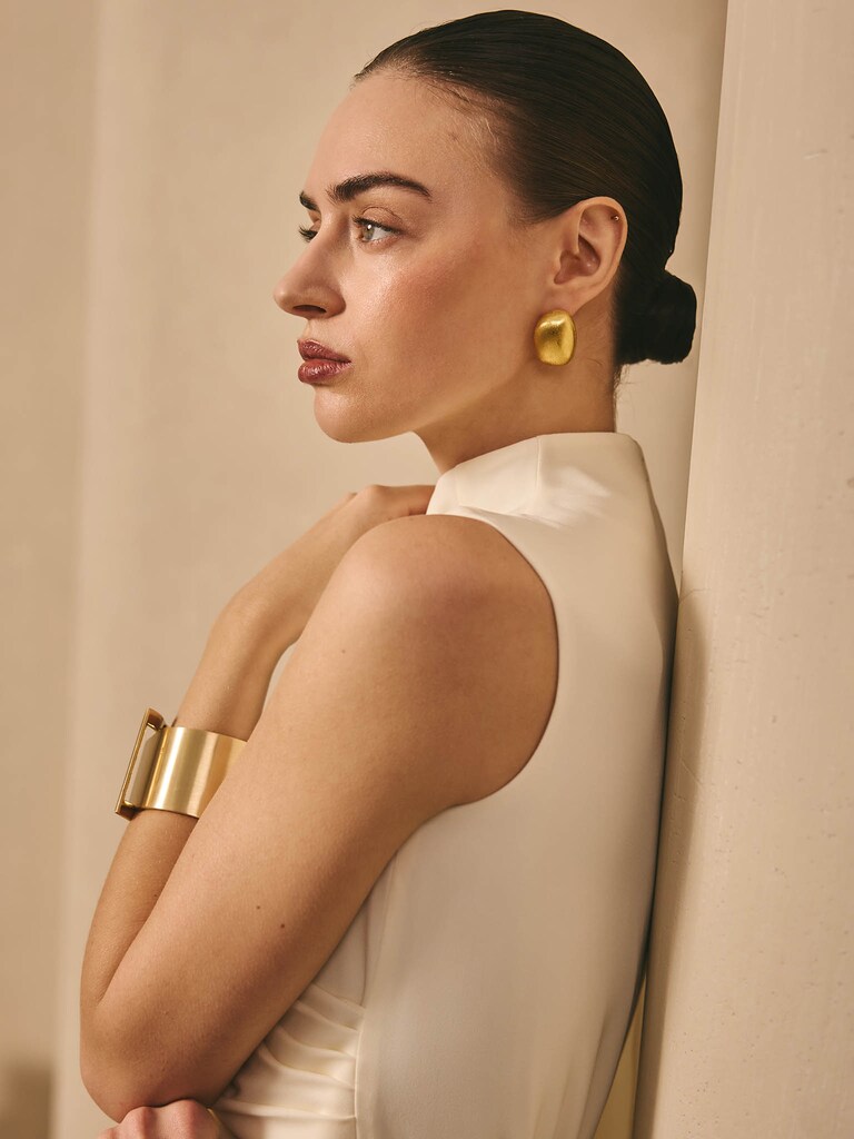 Elongated stud earrings in smooth metal