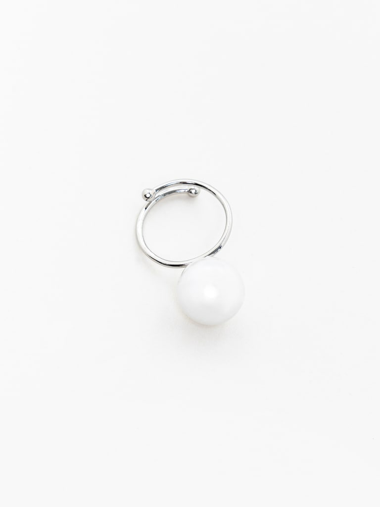 Schmaler Ring mit großer Perle