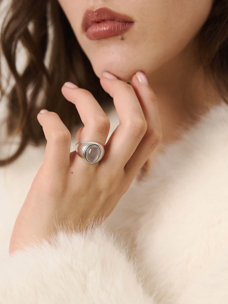 Silberfarbener Ring mit ovalem Stein