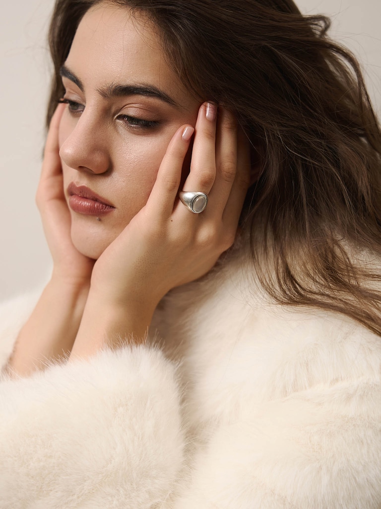 Silberfarbener Ring mit ovalem Stein