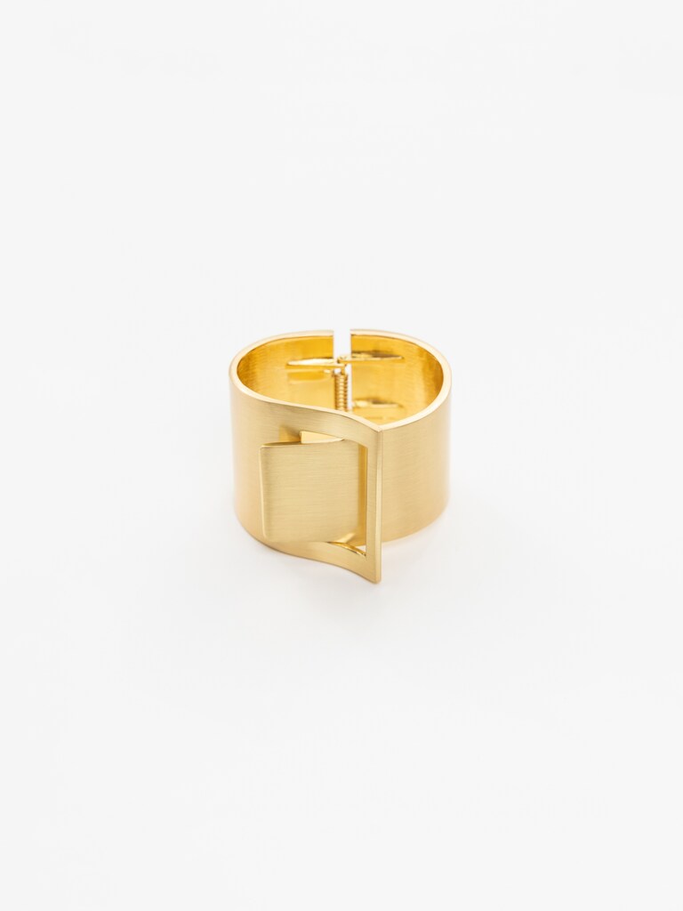 Geometric bracelet in shiny metal