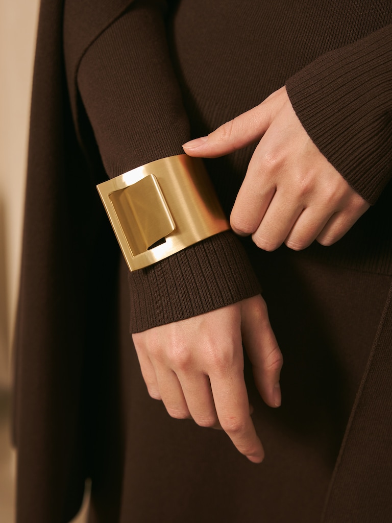 Geometric bracelet in shiny metal