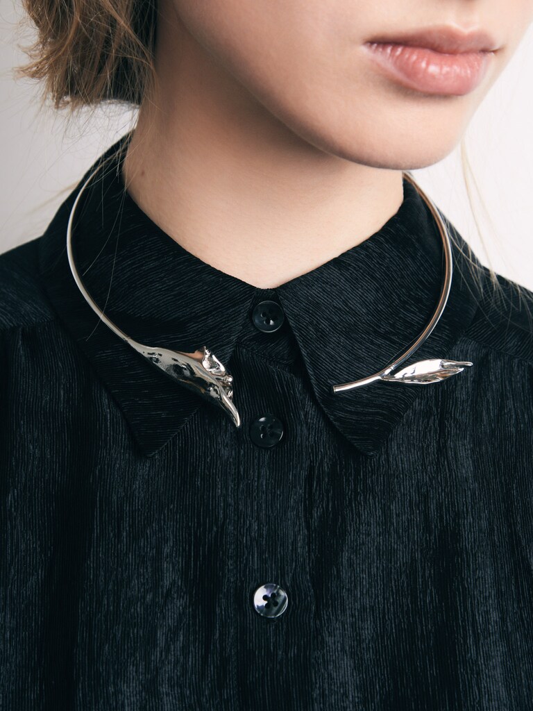 Smooth metal flower necklace