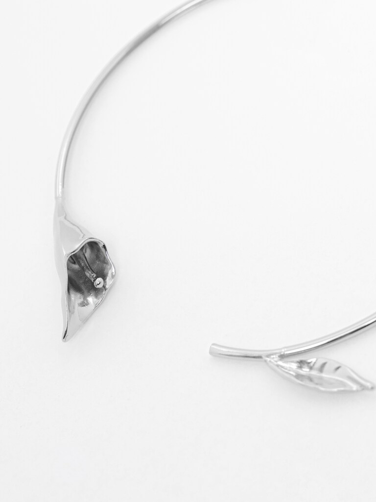 Smooth metal flower necklace