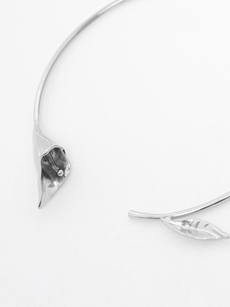 Smooth metal flower necklace