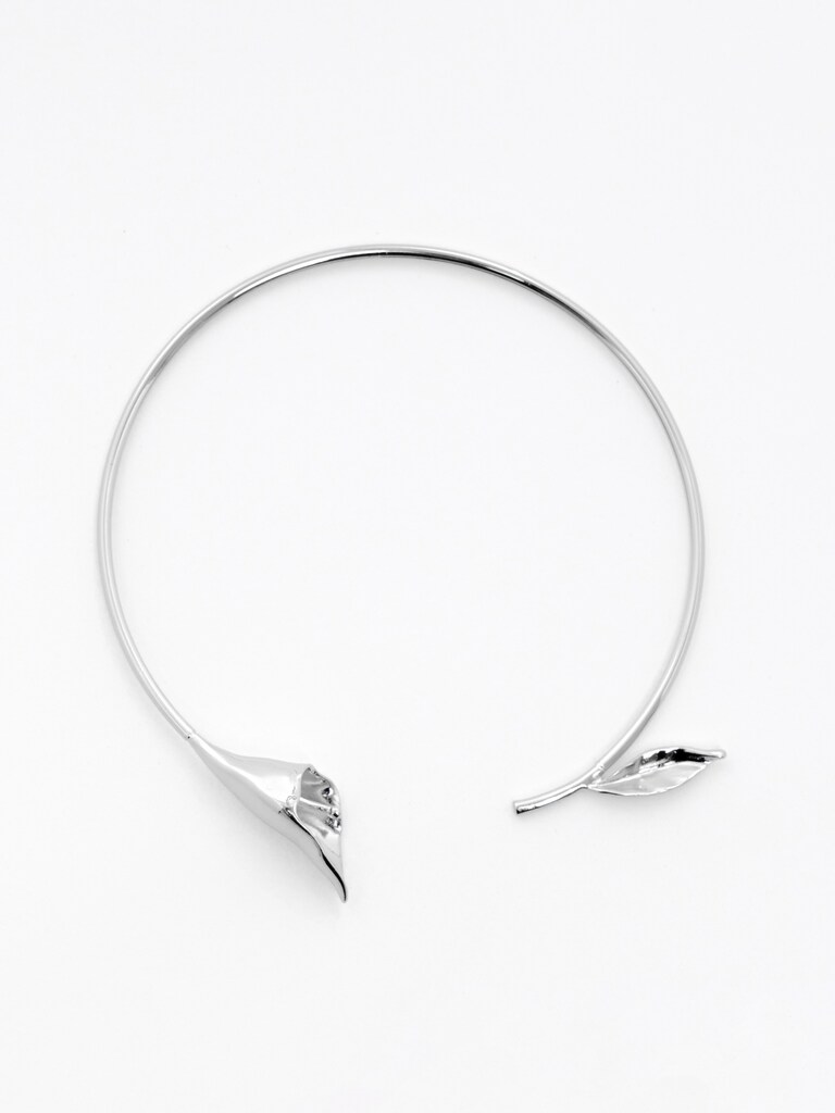 Smooth metal flower necklace