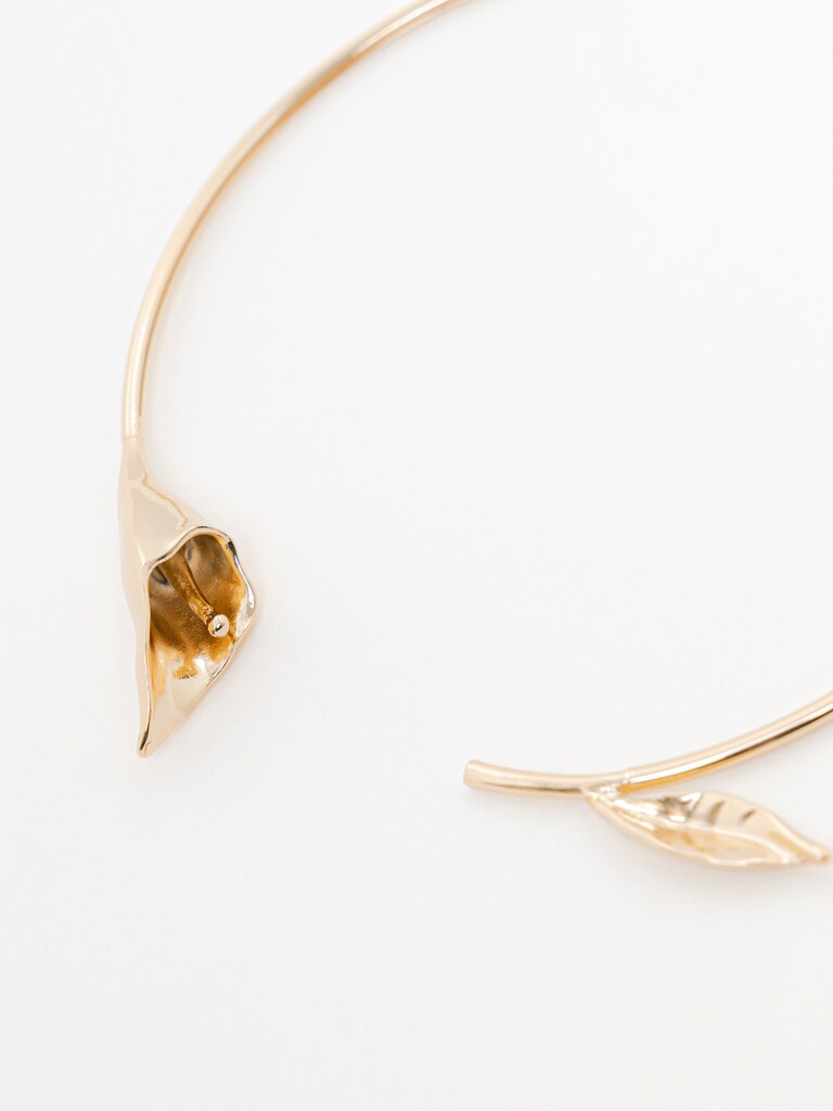 Smooth metal flower necklace