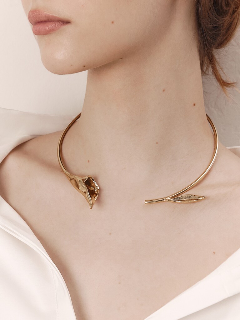 Smooth metal flower necklace