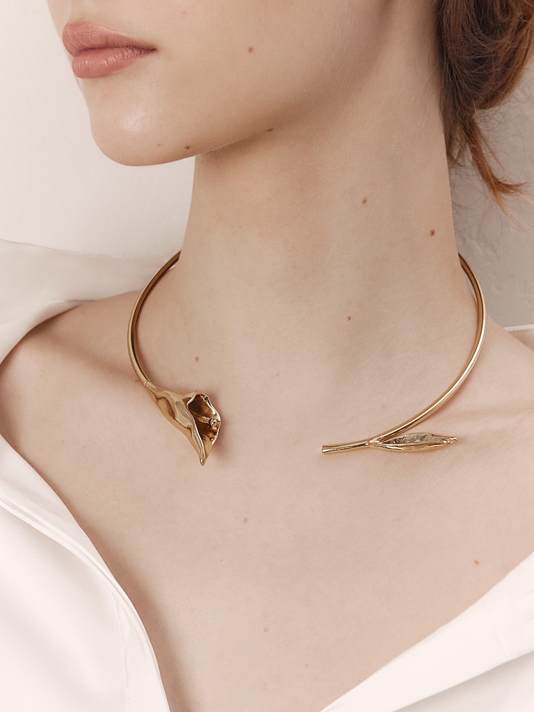 Smooth metal flower necklace