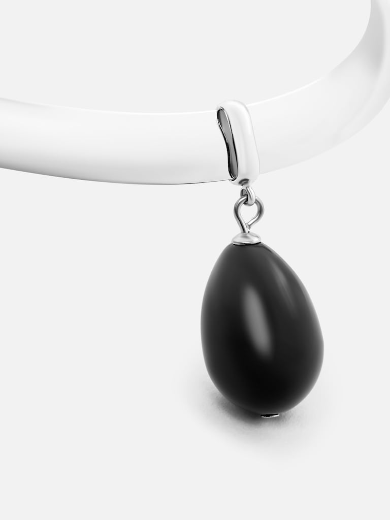 Rigid necklace with large pendant decoration