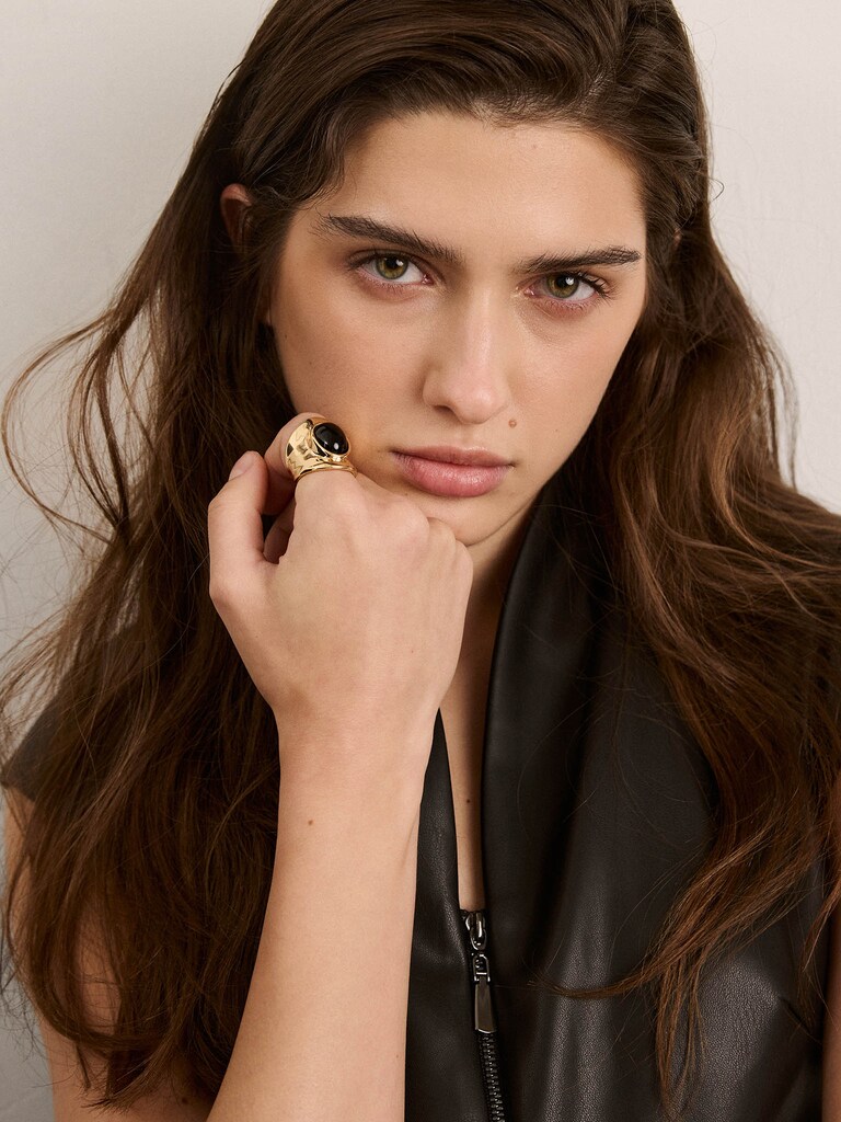 Перстень с крупным центральным камнем