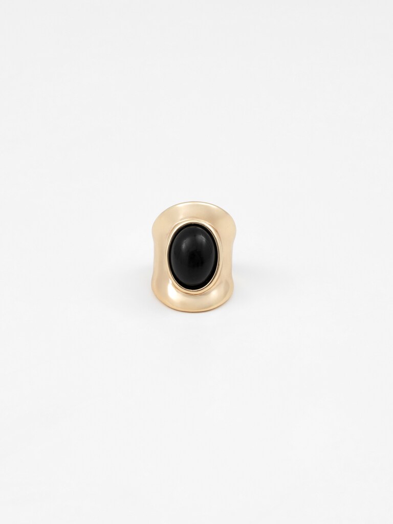 Перстень с крупным центральным камнем