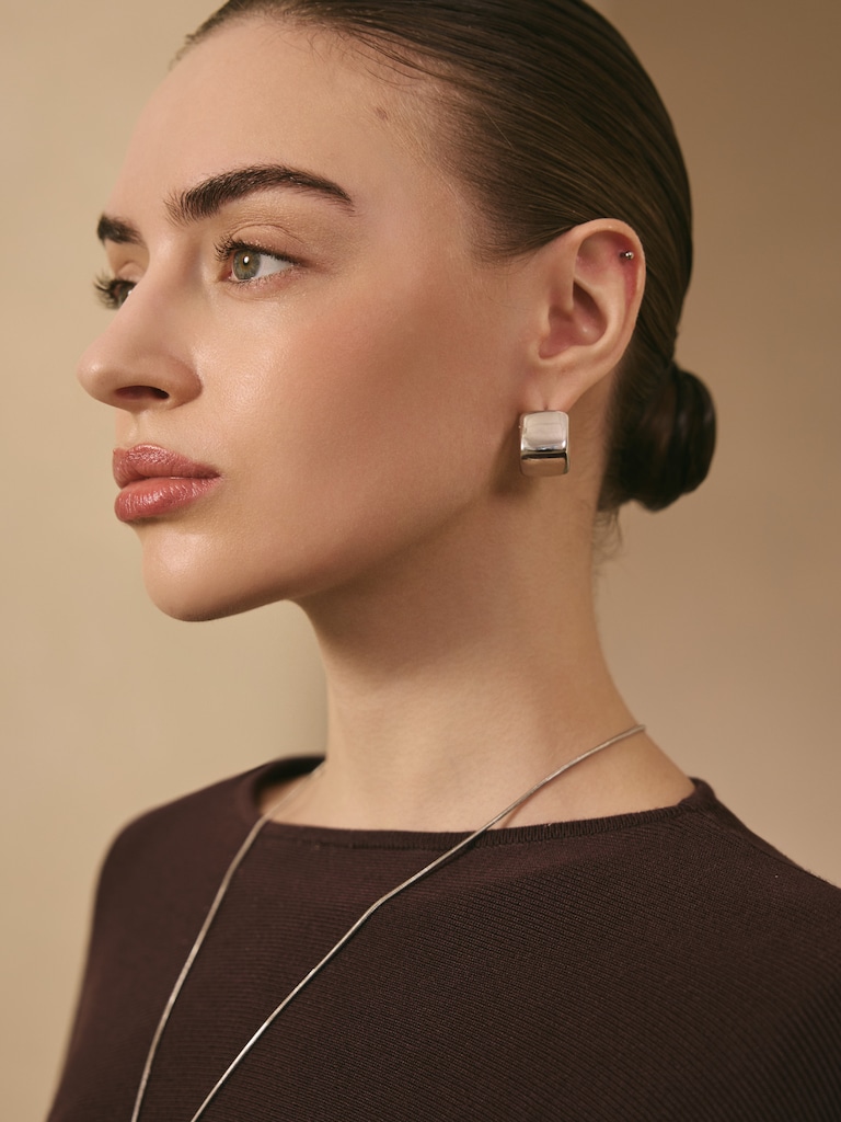 Square-shaped earrings in smooth metal