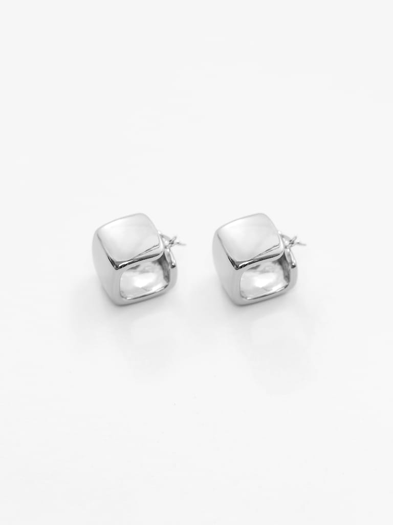 Quadratische Ohrringe aus glattem Metall