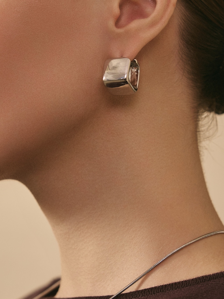 Square-shaped earrings in smooth metal