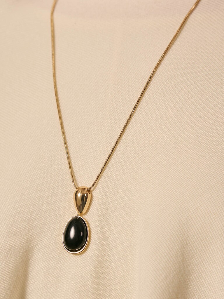 Slim chain with contrasting pendant