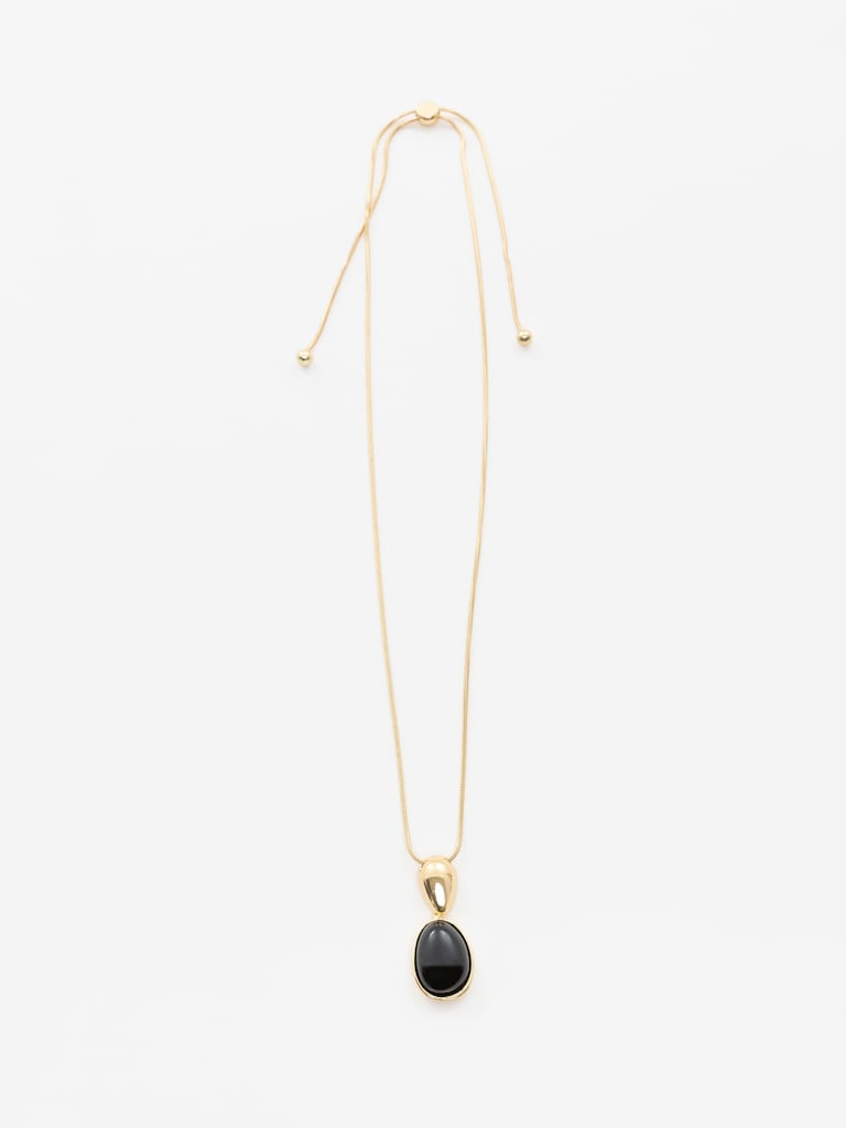 Slim chain with contrasting pendant