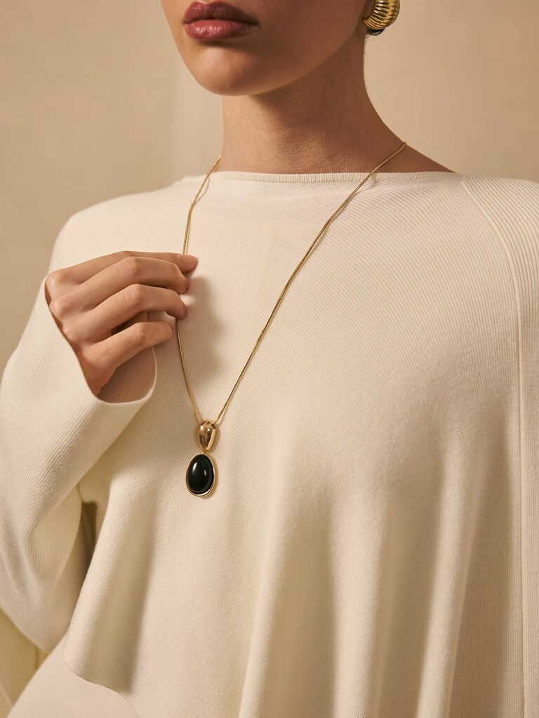 Slim chain with contrasting pendant