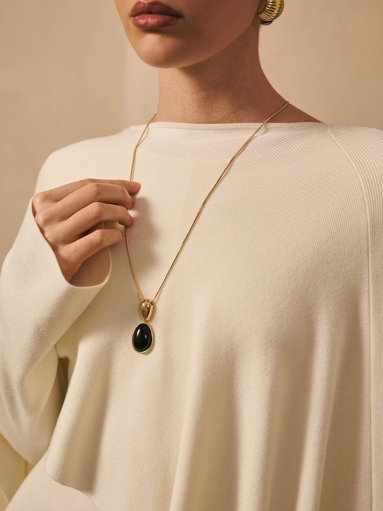 Тонкая цепь с контрастным кулоном