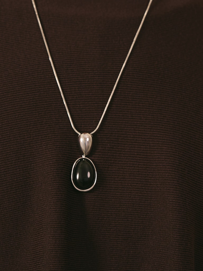 Slim chain with contrasting pendant