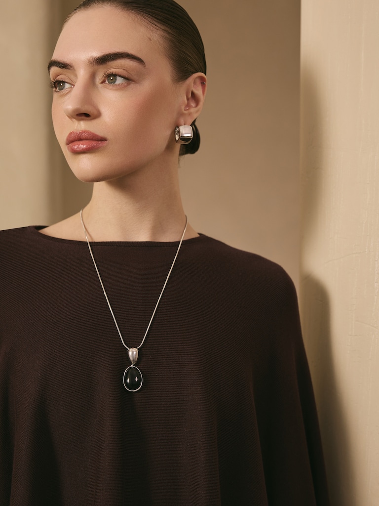 Slim chain with contrasting pendant