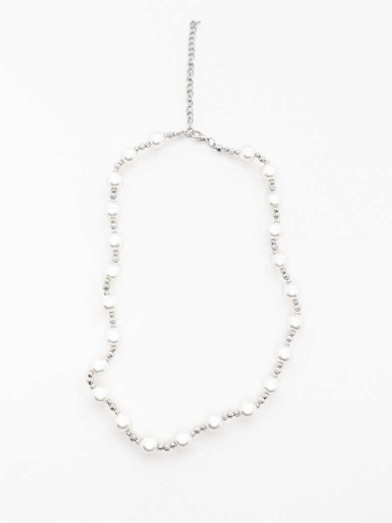 Necklace with silvertone beads and pearls