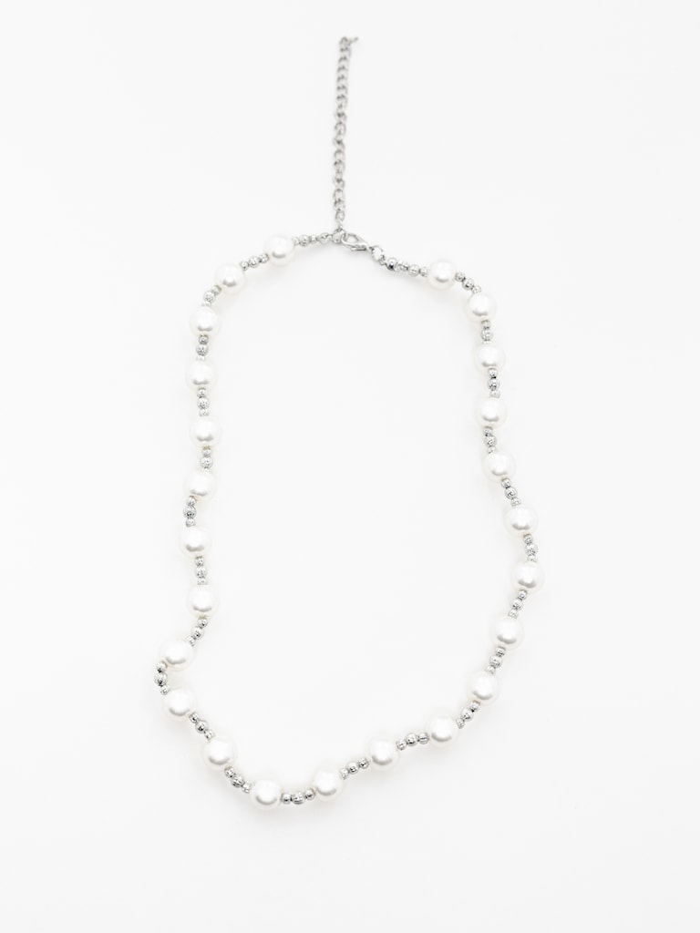 Necklace with silvertone beads and pearls