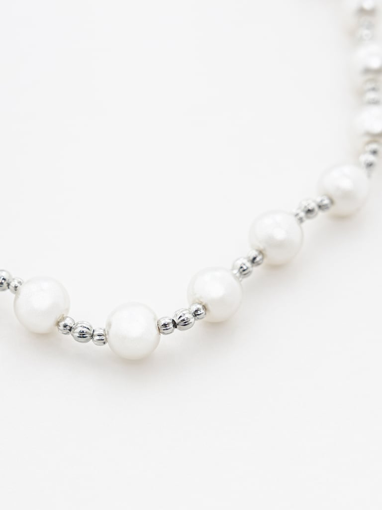 Necklace with silvertone beads and pearls