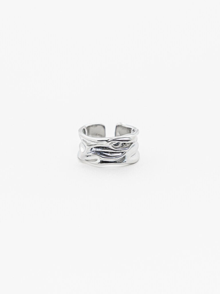 Кольцо из изогнутого металла