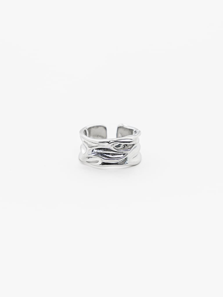 Кольцо из изогнутого металла