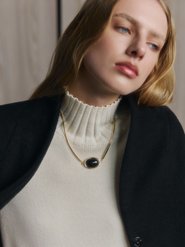 Smooth metal necklace with voluminous oval detail