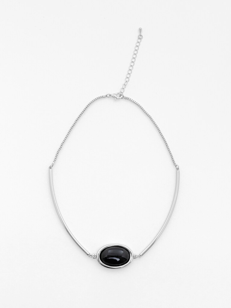 Smooth metal necklace with voluminous oval detail