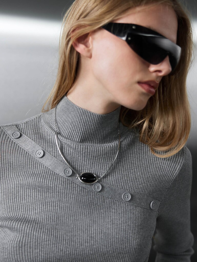 Smooth metal necklace with voluminous oval detail