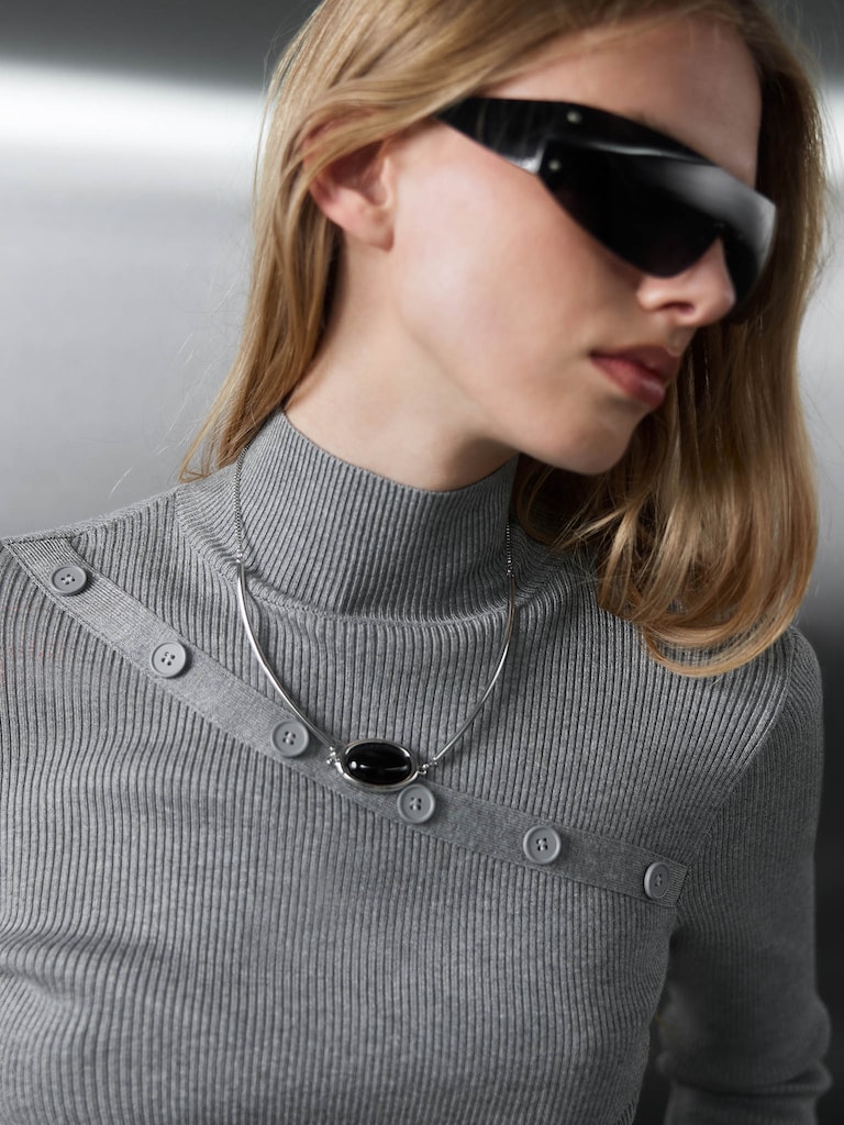 Smooth metal necklace with voluminous oval detail