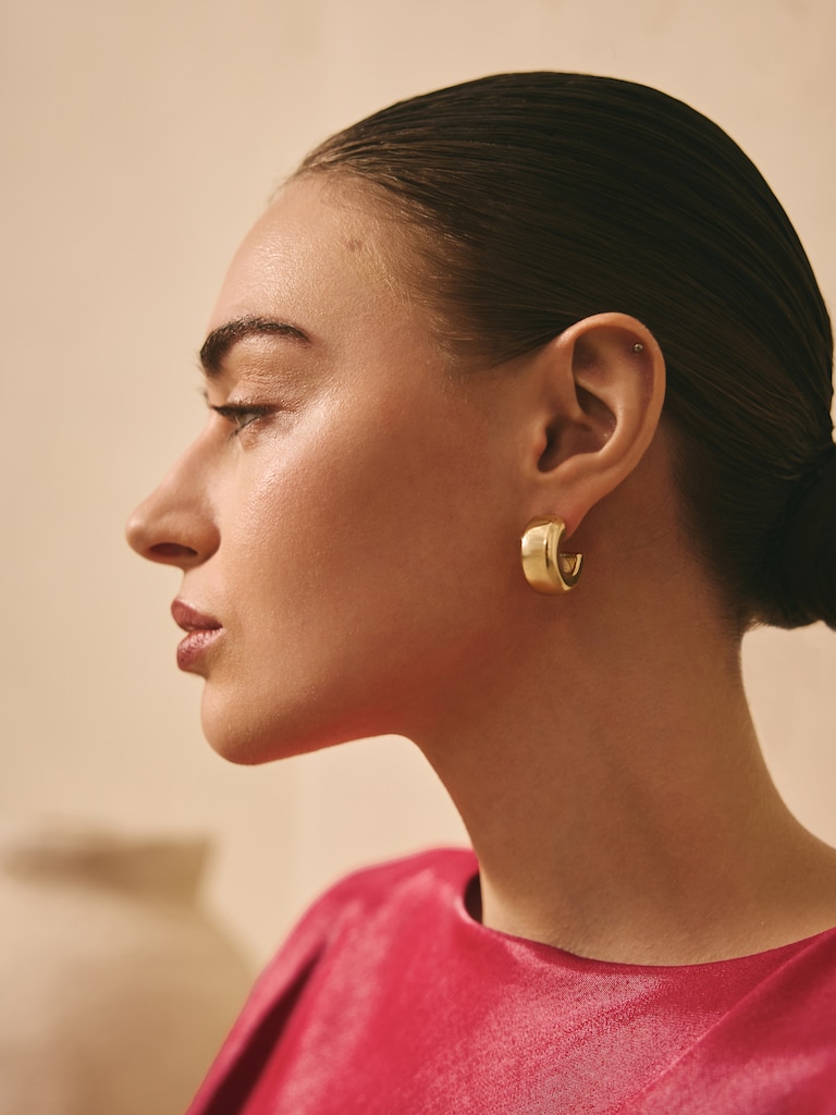 Voluminous half-hoop earrings