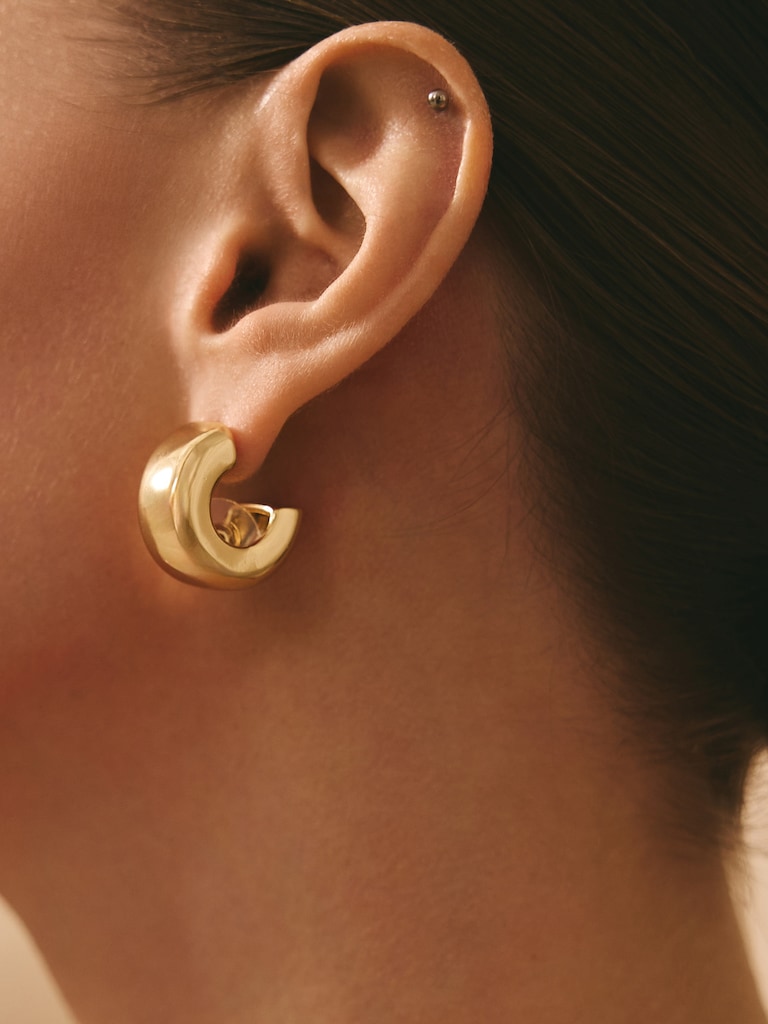 Voluminous half-hoop earrings