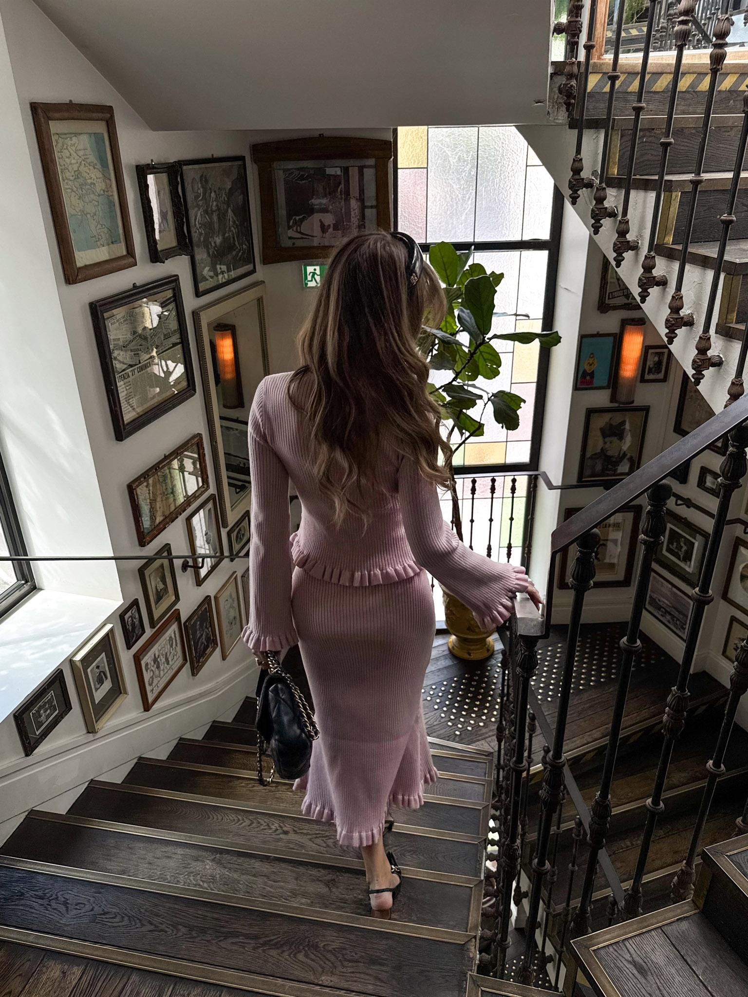 Трикотажный кардиган в рубчик с оборками