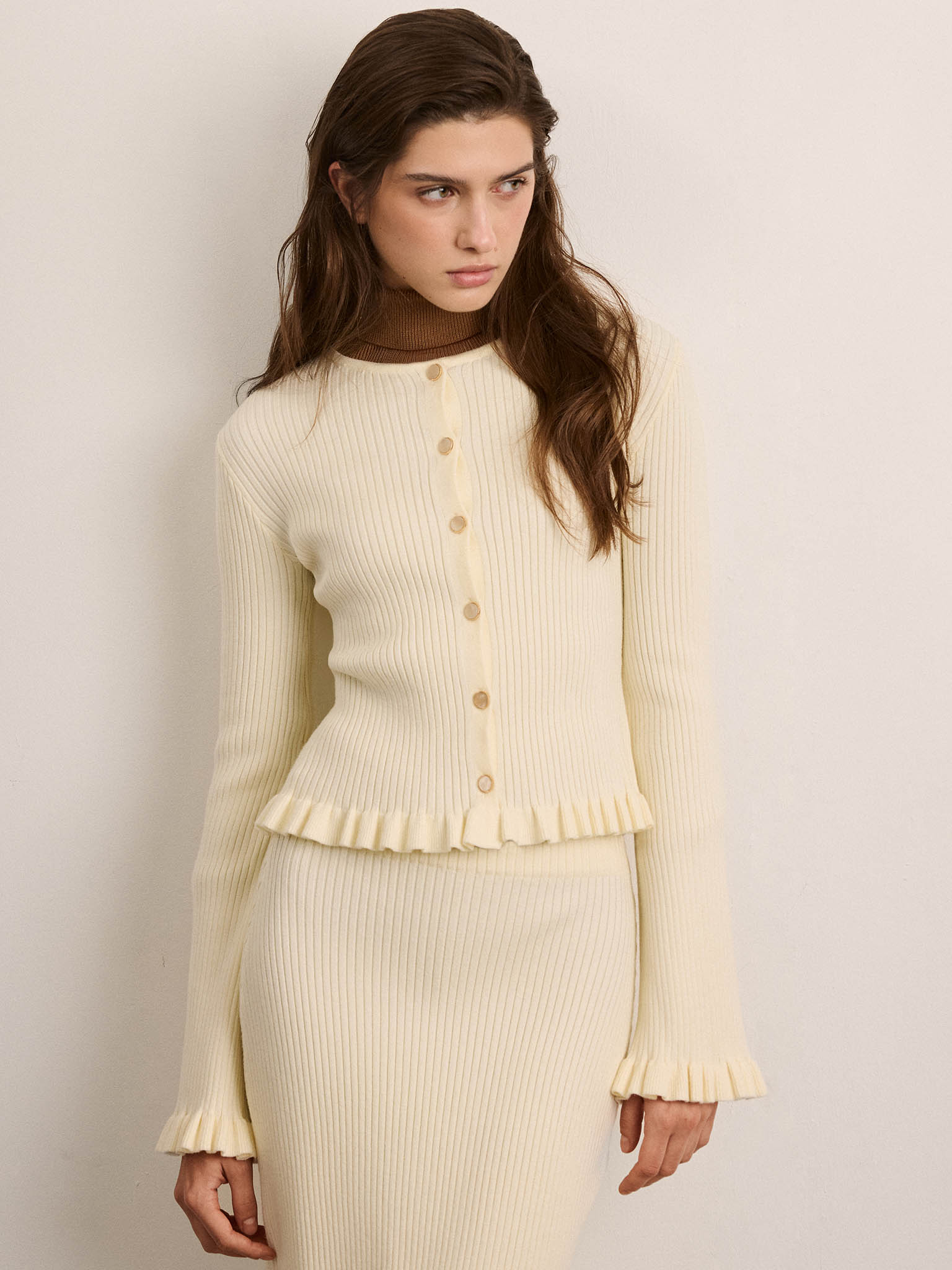 Трикотажный кардиган в рубчик с оборками