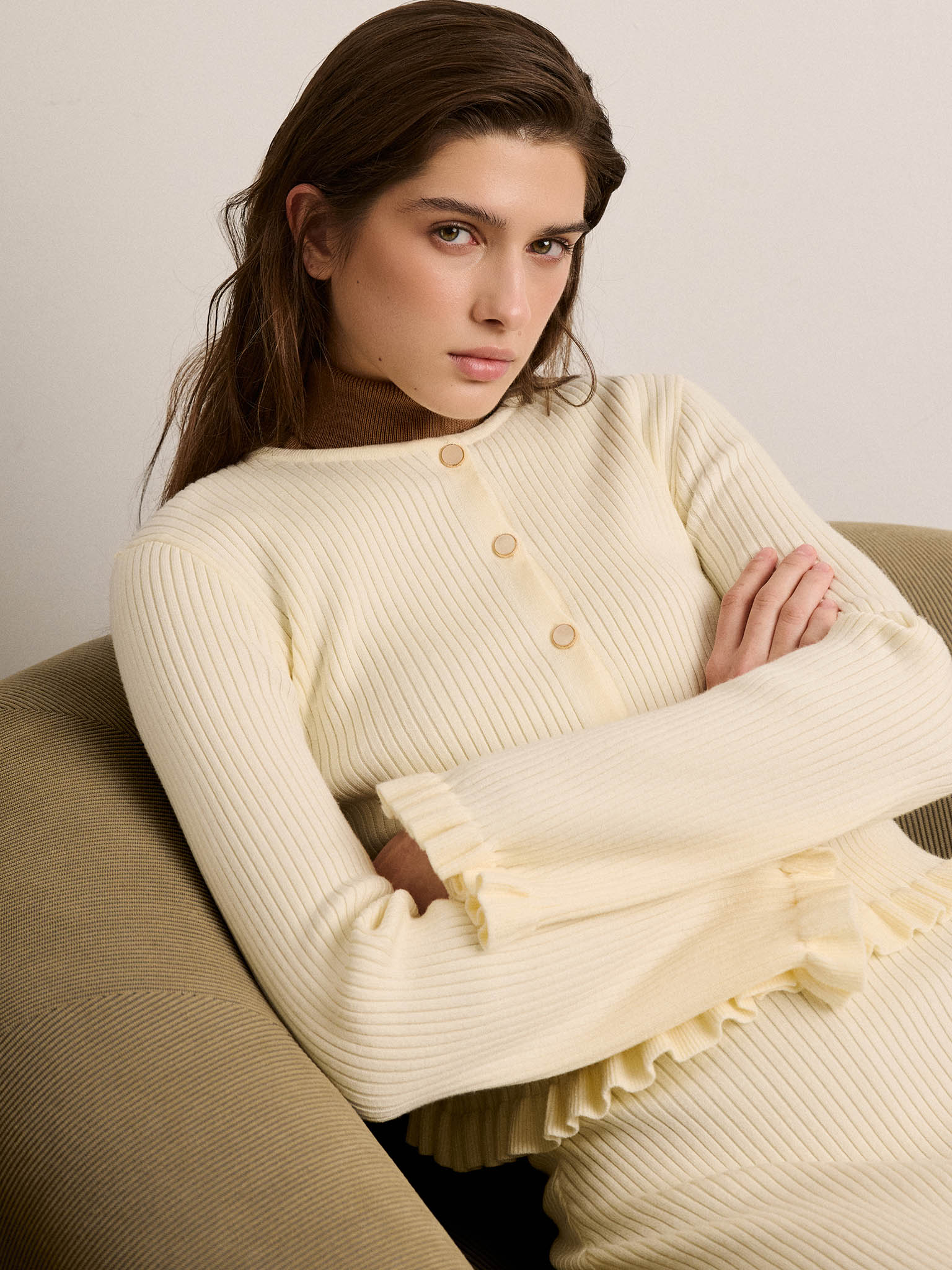 Трикотажный кардиган в рубчик с оборками